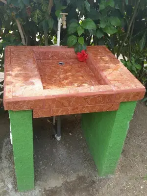 a red and green bench with a red rose on it at Hotel Cabinas Mar Y Cielo in Montezuma