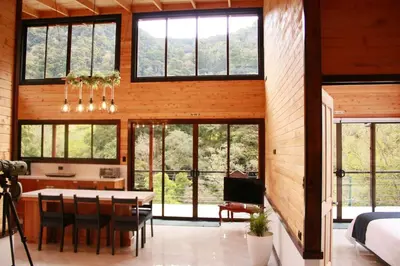 a dining room and kitchen with a table and chairs at Casa Buena Vista San Gerardo de Dota in San Gerardo de Dota