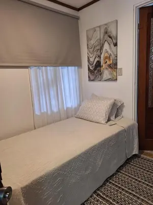 a bedroom with a bed and a window at Habitación cama individual a 10 min del Aeropuerto in Alajuela City