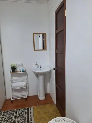a bathroom with a sink and a mirror at Habitación cama individual a 10 min del Aeropuerto in Alajuela City