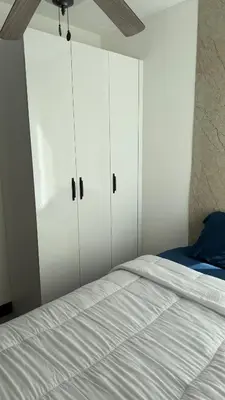 a bedroom with white cabinets and a bed at Khaya Curridabat in Curridabat