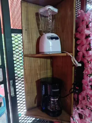a blender sitting on a shelf next to a coffee maker at Bowen apartamento in Quepos