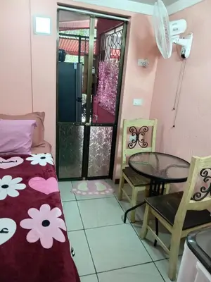a room with a table and chairs and a dining room at Bowen apartamento in Quepos