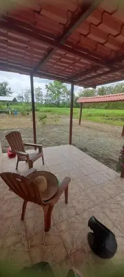a patio with a chair and a hat on a table at Casa a solo 20 minutos aproximadamente de Manuel Antonio Beach y a 10 minutos aproximadamente del centro de Quepos in Quepos