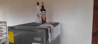 two bottles of alcohol sitting on top of a microwave at Casa a solo 20 minutos aproximadamente de Manuel Antonio Beach y a 10 minutos aproximadamente del centro de Quepos in Quepos