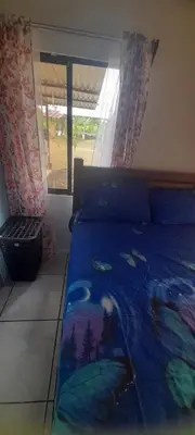 a bedroom with a bed with fish on it at Casa a solo 20 minutos aproximadamente de Manuel Antonio Beach y a 10 minutos aproximadamente del centro de Quepos in Quepos
