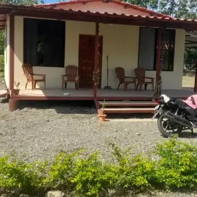 Casa a solo 20 minutos aproximadamente de Manuel Antonio Beach y a 10 minutos aproximadamente del centro de Quepos