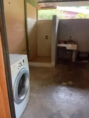 a laundry room with a washer and a sink at Las Palmeritas de Ojochal in Tortugal