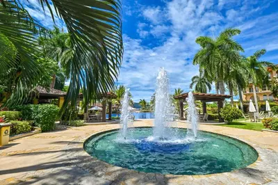 a fountain in a courtyard with palm trees at CR Luxury Del Mar 5H 2 Bdrm in La Mona