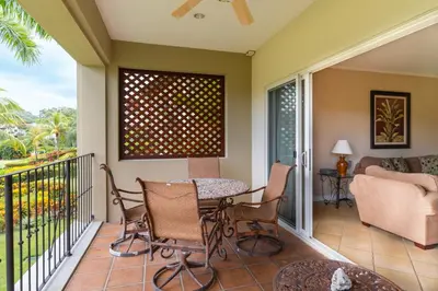 a screened in porch with a table and chairs at CR Luxury Del Mar 5H 2 Bdrm in La Mona