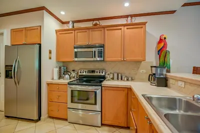 a kitchen with stainless steel appliances and a parrot on the counter at CR Luxury Del Mar 4Q 2 Bdrm in La Mona
