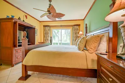 a bedroom with a large bed and a window at CR Luxury Del Mar 4Q 2 Bdrm in La Mona