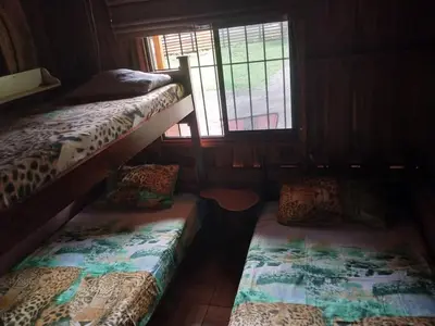 a room with two bunk beds and a window at Cabaña Tiquisia in San Lorenzo