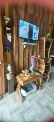 a living room with a table and a tv at Cabaña Tiquisia in San Lorenzo