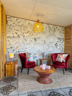 a living room with two chairs and a table at Casa Guarumo in Manuel Antonio