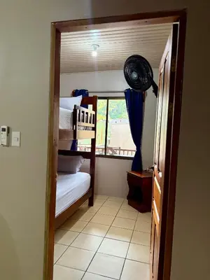 a room with two bunk beds and a window at Apartamento Bella Vista in Quepos