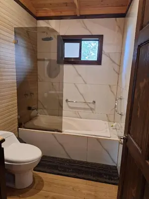 a bathroom with a tub and a toilet and a sink at Cabaña de montaña in Cañón
