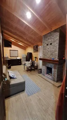 a living room with a couch and a fireplace at Cabaña de montaña in Cañón