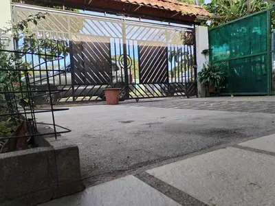 an open gate to a building with a fence at Casa vacacional Brisa Del Mar in Coco
