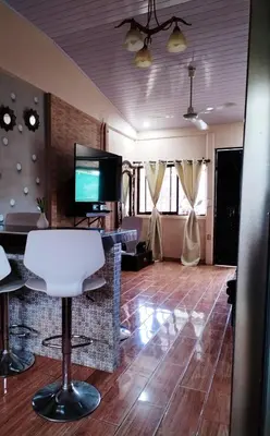 a living room with a bar with a white chair at Casa vacacional Brisa Del Mar in Coco