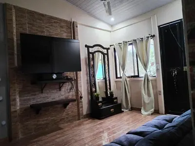 a living room with a couch and a flat screen tv at Casa vacacional Brisa Del Mar in Coco