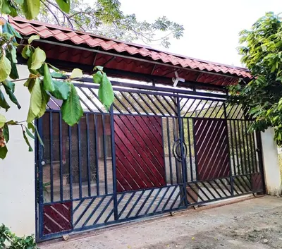 a gate to a house with a red door at Casa vacacional Brisa Del Mar in Coco