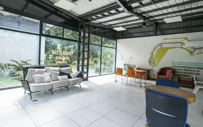 a living room with a couch and a table at Casa Coral tu refugio ideal in Herradura