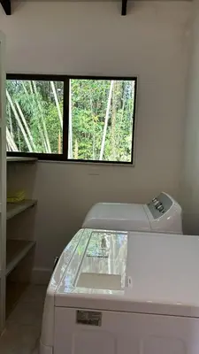 a room with a window and a washing machine at Colinas Tinamastes in San Isidro