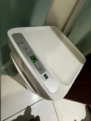 a remote control sitting on top of a toilet at Alojamiento Cereza 1 in Alajuela City
