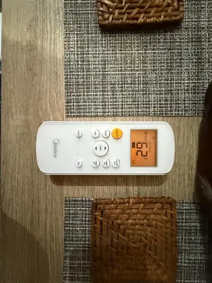 a remote control sitting on top of a floor at Alojamiento Cereza 1 in Alajuela City
