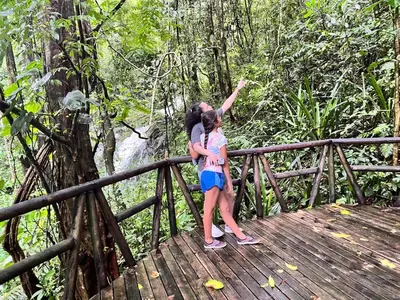 a woman and a girl standing on a bridge at Yireth Studio in Quepos
