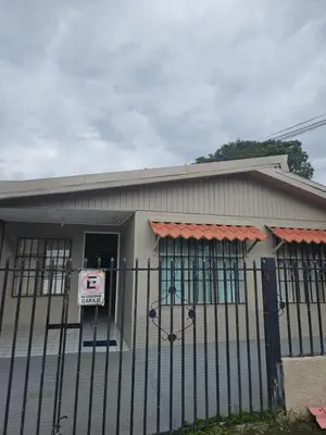 a house with a gate with a sign on it at La casa de Eu in Atenas