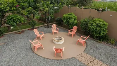 a group of chairs and a circular table in a yard at Quinta Issazu in Juntas