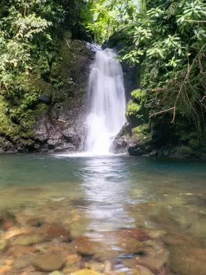 a waterfall in the middle of a body of water at Pozas y Cascadas La Presa Habitación 3 in Río Cuarto