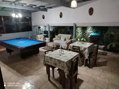 a living room with a pool table and a couch at Casa veranera in Quepos