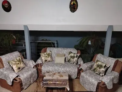 a living room with two chairs and a couch at Casa veranera in Quepos