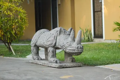 a statue of a dog in front of a building at Hotel La Punta in Puntarenas