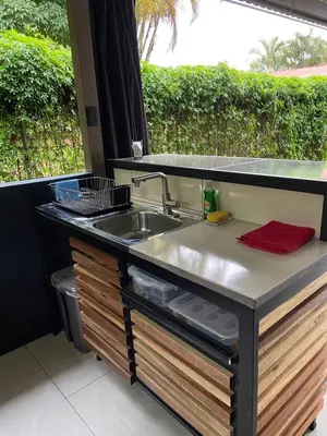 a kitchen counter with a sink and a window at Alojamiento con piscina in Aguas Zarcas