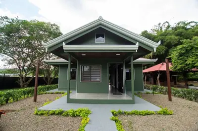 a small green house with a green at Casa del Lago in Repunta