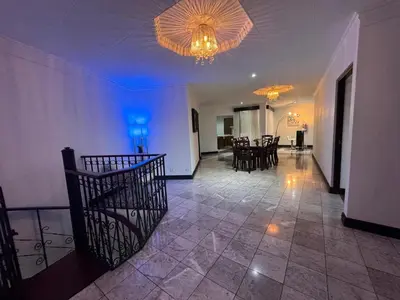 a living room with a chandelier and a dining room at Condomínio Vistas del Rio in San Antonio