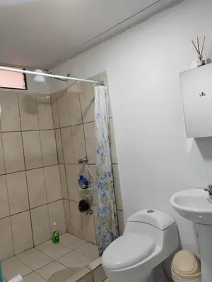 a bathroom with a shower and a toilet and a sink at Habitación Privada Casa Montaña Monteverde Tilarán in Sierra