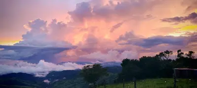 a view of a cloudy sky at sunset at Habitación Privada Casa Montaña Monteverde Tilarán in Sierra