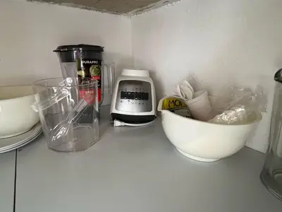 a counter top with a blender and other kitchen items at Quinta La Esperanza in Chachagua