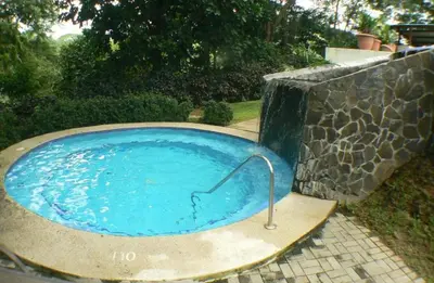 a small blue pool with a metal pipe in it at Verde y Mar in Herradura
