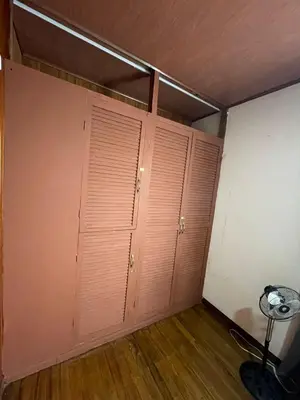 a room with two closets with pink doors at Hospedaje Casa Mar in Liberia