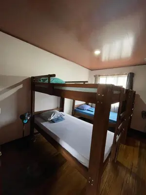a bedroom with two bunk beds in a room at Hospedaje Casa Mar in Liberia