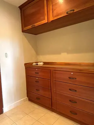 a kitchen with wooden cabinets and a dresser at Refugio de paz in Jacó