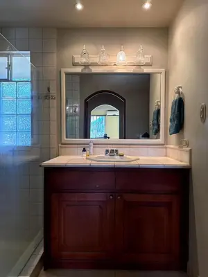 a bathroom with a sink and a mirror at Refugio de paz in Jacó