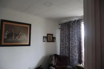 a room with a curtain and a picture on the wall at Hospedaje Turismo Académico Costa Rica in San Pedro