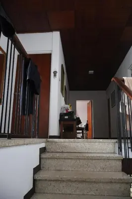 a stairway leading to a room with a desk at Hospedaje Turismo Académico Costa Rica in San Pedro